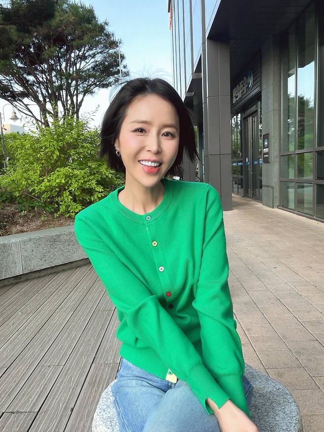 Shin Ji, a member of the group Koyote, showed off her unchanging youthful beauty by sharing an update on her social media after finishing a busy schedule that had continued since dawn. Shin Ji announced to her fans that she had finished work by posting a photo of herself smiling brightly while wearing a green cardigan.In the released photo, Shin Ji is seen maintaining a bright smile despite the grueling schedule that began at dawn. In particular, she captivated the attention of many by boasting flawless skin and a youthful appearance even in a close-up shot.Meanwhile, Shin Ji married singer Moon Won on the 2nd and recently garnered attention by revealing her newlywed home on the KBS 2TV variety show Stars Top Recipe at Fun-Staurant.