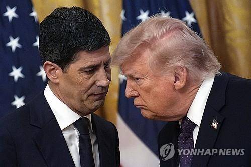 케빈 워시 신임 연준의장(왼쪽)과 트럼프 대통령 [EPA=연합뉴스. 재판매 및 DB 금지]