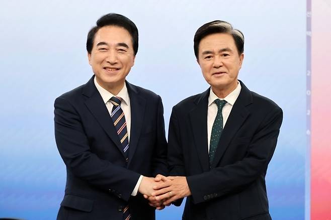 악수하는 박수현-김태흠 [연합뉴스 자료사진]