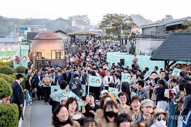 올해 울산옹기축제 방문객 17만여 명 (울산=연합뉴스) 울산 울주문화재단은 지난 1~3일 국내 최대 옹기 집산지인 외고산 옹기마을에서 열린 울산 유일 문화관광축제 2026 울산옹기축제에 모두 17만여 명이 방문한 것으로 추산됐다고 4일 밝혔다. 사진은 올해 울산옹기축제 모습. 2026.5.4 [울주문화재단 제공.재판매 및 DB 금지] young@yna.co.kr