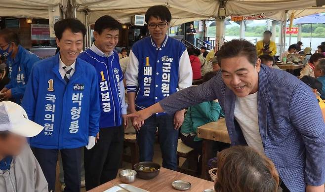 배우 이원종과 함께 유세 중인 박형룡 후보 [박형룡 후보 캠프 제공]