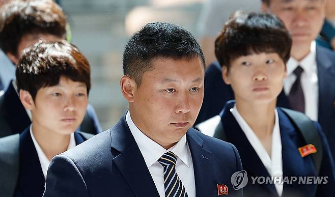 출국하는 내고향여자축구단 (영종도=연합뉴스) 이진욱 기자 = 2025-2026시즌 아시아축구연맹(AFC) 여자 챔피언스리그 결승전에서 승리한 내고향여자축구단 선수들이 24일 인천국제공항을 통해 출국하고 있다. 2026.5.24 [공동취재] cityboy@yna.co.kr
