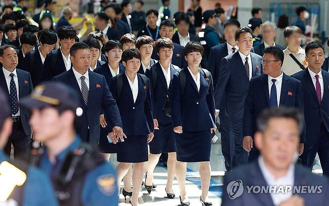 출국하는 내고향여자축구단 (영종도=연합뉴스) 이진욱 기자 = 2025-2026시즌 아시아축구연맹(AFC) 여자 챔피언스리그 결승전에서 승리한 내고향여자축구단 선수들이 24일 인천국제공항을 통해 출국하고 있다. 2026.5.24 [공동취재] cityboy@yna.co.kr