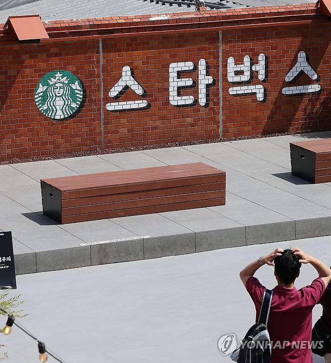 정부, 스타벅스 과거 '총리 표창' 취소 가능성 검토 (서울=연합뉴스) 이진욱 기자 = 정부가 최근 마케팅 문구로 인해 5·18 민주화운동 폄훼 의혹이 제기된 스타벅스코리아에 수여했던 정부 표창의 취소 여부를 두고 내부 검토를 진행한 것으로 알려졌다. 사진은 24일 서울 한 스타벅스 영업점 모습. 2026.5.24 cityboy@yna.co.kr