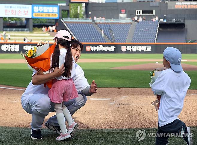 류현진 한미통산 200승 (대전=연합뉴스) 이주형 기자 = 한화이글스 류현진이 24일 대전 한화생명 볼파크에서 열린 2026 신한 SOL 뱅크 KBO리그 두산 베어스와 한화 이글스의 경기를 한화의 승리로 이끌면서 한미 통산 200승을 달성했다.
    류현진이 이날 경기를 마치고 자녀들에게 축하받고 있다. 2026.5.24 coolee@yna.co.kr