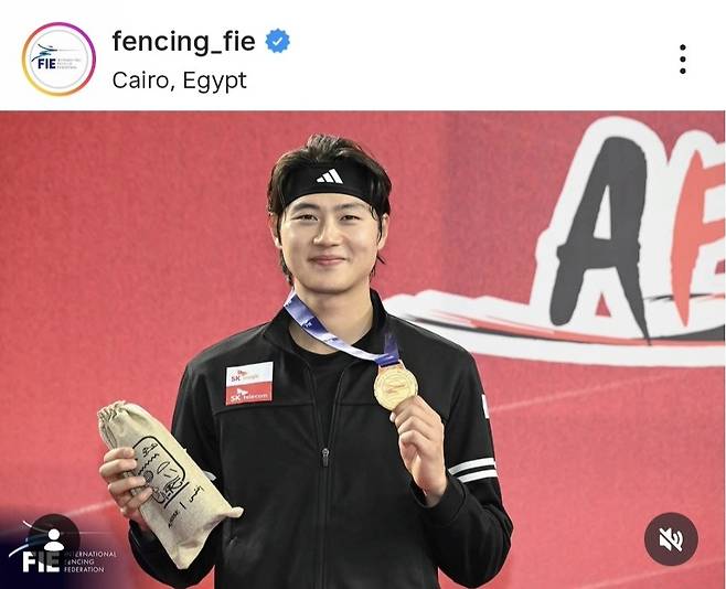 카이로 월드컵 개인전 금메달 목에 건 오상욱 [국제펜싱연맹(FIE) 인스타그램 캡처. 재판매 및 DB 금지]