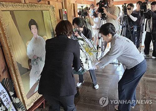 육영수 영정에 헌화하는 박근혜 전 대통령 [연합뉴스 자료사진]