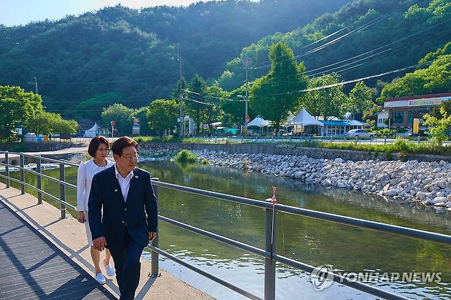 이재명 대통령 부부, 포천 백운계곡 방문 (서울=연합뉴스) 이재명 대통령과 김혜경 여사가 24일 경기 포천시 백운계곡을 찾아 현장을 둘러보고 있다. 2026.5.24 [청와대 제공. 재판매 및 DB 금지] photo@yna.co.kr