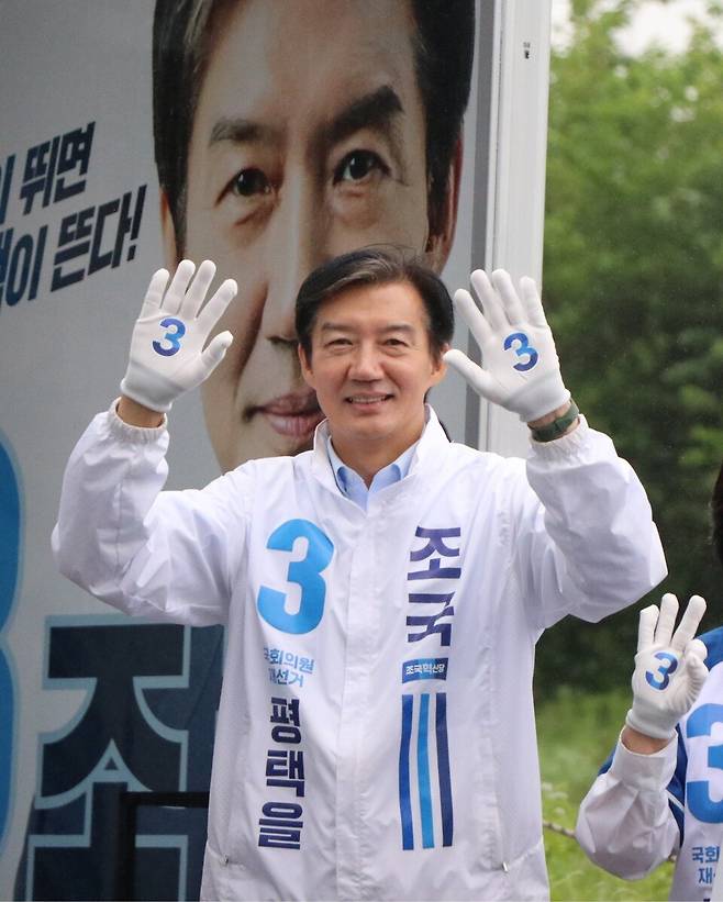 ▲ 6·3 재보궐선거 격전지로 떠오른 경기 평택시을에서 조국혁신당 조국 후보가 시민들에게 인사하고 있다. / 사진제공=조국 후보 캠프