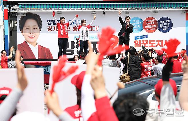 양향자 국민의힘 경기도지사 후보가 25일 오전 양평군 용문천년시장에서 전진선 양평군수 후보와 팔을 높이 들어 올리고 있다. 임채운기자