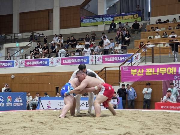옥포성지중학교 이승환(홍색 샅바)이 25일 부산보건대학교에서 열린 씨름 장사급 준결승전 시작에 앞서 상대와 샅바 싸움을 벌이고 있다. /박신 기자
