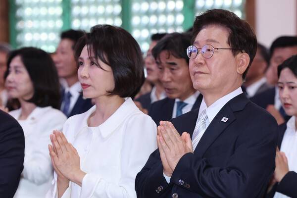 이재명 대통령과 김혜경 여사가 24일 경기 양주시 한 사찰에서 열린 불기 2570년 부처님오신날 봉축법요식에서 합장하고 있다. 연합뉴스