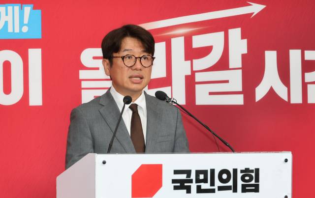 경기도 평택을 국회의원 재선거에 출마한 국민의힘 유의동 후보가 25일 서울 여의도 당사에서 긴급 기자회견을 열고 더불어민주당 김용남 후보의 '대부업' 의혹과 관련 강하게 비판하고 있다. 연합뉴스