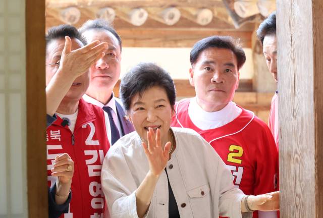 박근혜 전 대통령이 25일 어머니인 고 육영수 여사의 충북 옥천 생가를 방문해 시민들에게 인사하고 있다. 연합뉴스