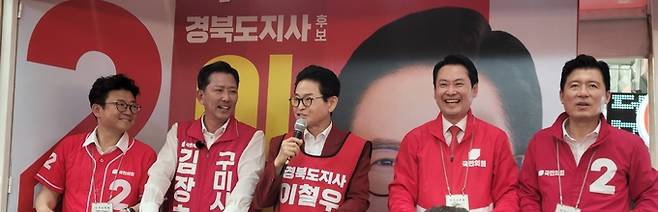 ▲ 이철우 후보가 구미 새마을중앙시장을 찾아 시민과 상인들에게 지지를 호소하며 지방선거 승리를 위한 총력 유세를 펼치고 있다. 이봉한기자