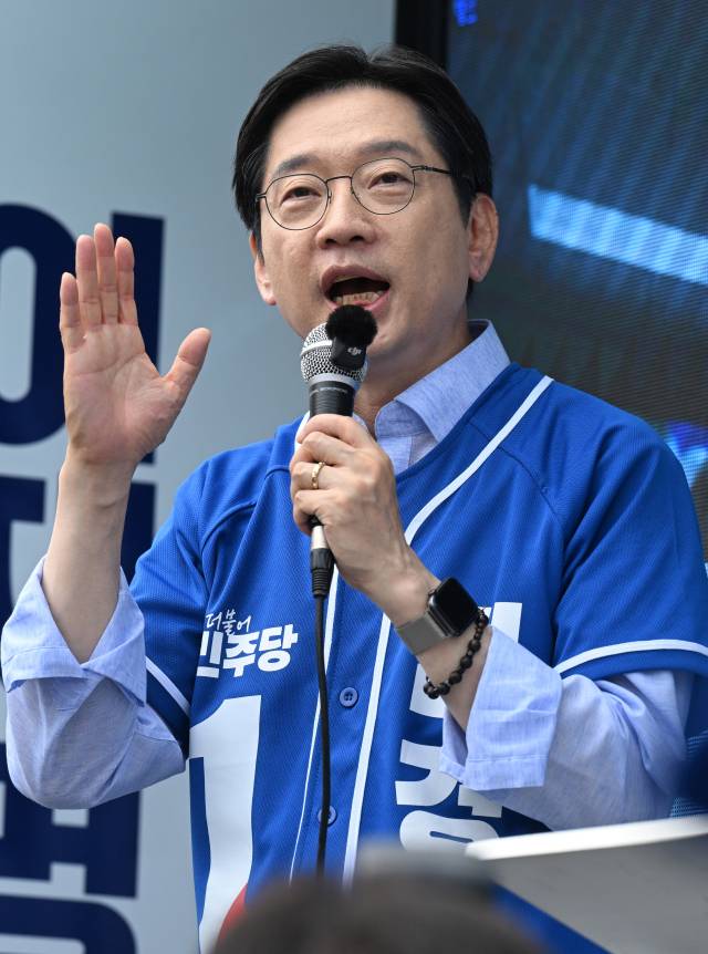 더불어민주당 김경수 경남도지사 후보가 25일 함안군 가야시장에서 유권자들에게 지지를 호소하고 있다./김승권 기자/
