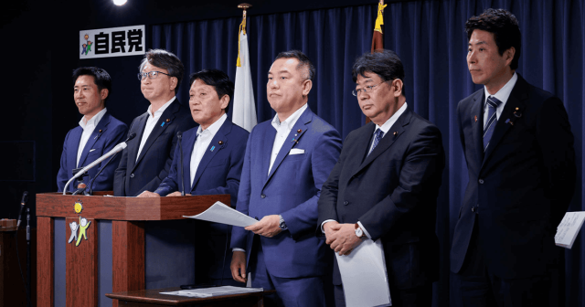 일본 집권 자민당 디지털사회추진본부 임원들이 '디지털 일본 2026'을 발표하는 모습. [사진=자민당]