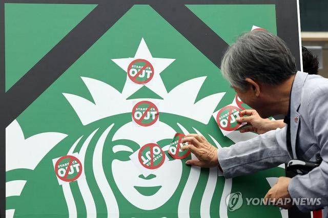 지난 21일 광주 서구 광천동 이마트 광주점 앞에서 열린 기자회견에서 광주·전남 시민단체 관계자들이 5·18 '탱크데이' 행사로 물의를 빚은 스타벅스 코리아와 정용진 회장을 규탄하는 퍼포먼스를 펼치고 있는 모습. [사진=연합뉴스]