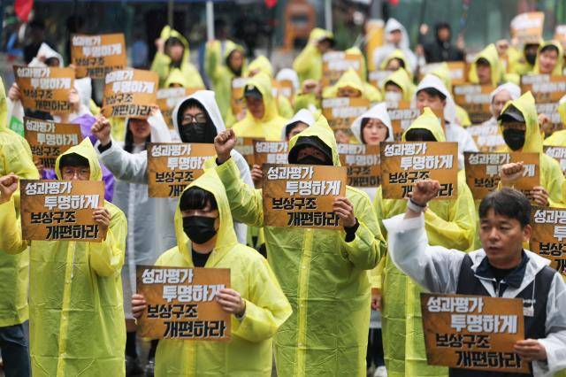 전국화학섬유식품산업노동조합 카카오지회(카카오 노조) 조합원들이 5월 20일 경기 성남시 판교역 광장에서 '2026 임단협 승리 결의대회'를 하고 있다. [사진=연합뉴스]