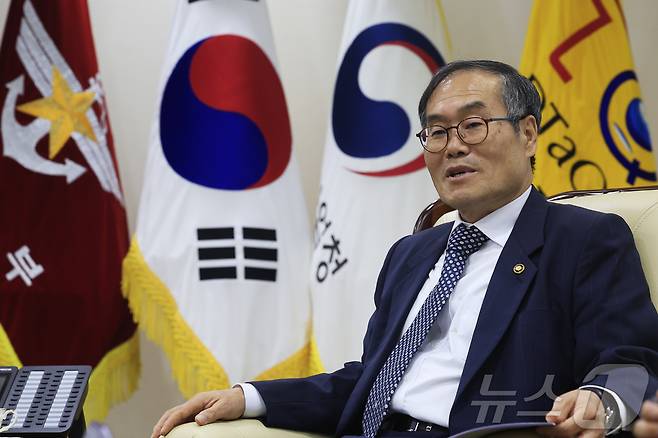 이용철 방위사업청장이 21일 오후 경기도 과천시 관문로 정부과천청사 내 방위사업청에서 뉴스1과 인터뷰를 하고 있다. ⓒ 뉴스1 박정호 기자