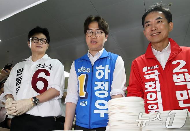 한동훈 무소속 부산 북구갑 국회의원 보궐선거 후보(왼쪽부터) 하정우 더불어민주당 부산 북구갑 국회의원 보궐선거 후보, 박민식 국민의힘 부산 북구갑 국회의원 보궐선거 후보가 지난 21일 부산 북구 남산정종합사회복지관에서 열린 콩국수 나눔 행사에 참석해 콩국수 봉사를 하고 있다. 2026.5.21 ⓒ 뉴스1 윤일지 기자