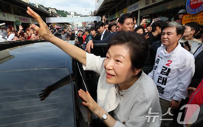 박근혜 전 대통령이 25일 오후 충남 공주 산성시장을 방문해 김태흠 국민의힘 충남도지사 후보, 충남지역 후보 지원유세를 마치고 시민들에게 인사하고 있다. 2026.5.25 ⓒ 뉴스1 김기태 기자