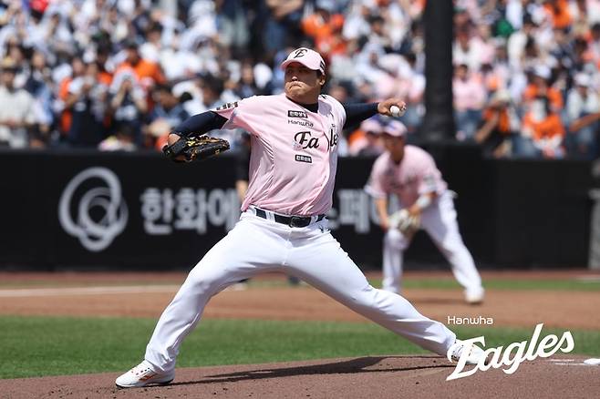 류현진이 24일 대전 한화생명 볼파크에서 열린 2026 KBO리그 정규시즌 두산전에 선발 등판해 역투하고 있다. 사진 | 한화 이글스