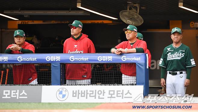 15일 인천SSG랜더스필드에서 열린 SSG와 LG의 경기. SSG 송신영 코치, 이숭용 감독, 경헌호 코치, 세리자와 코치가 경기를 지켜보고 있다. 인천=박재만 기자 pjm@sportschosun.com/2026.05.15/