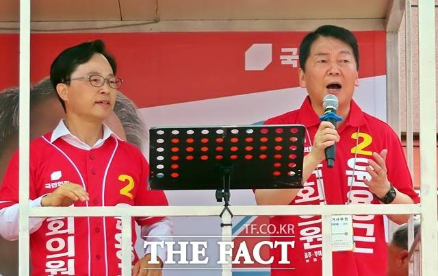 안철수 국민의힘 의원이 25일 부여군 부역읍 고려약국 앞에서 열린 '부여대전환' 합동 유세에서 윤용근 후보에 대한 지지 연설을 하고 있다. /김형중 기자
