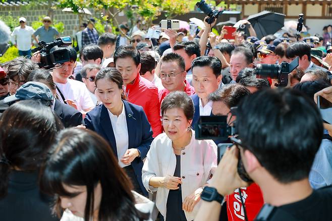 고 육영수 여사 생가 찾은 박근혜 전 대통령 은 많은 인파들에게 환영받으며 이동하고 있다.
