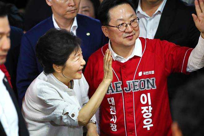 25일 박근혜 전 대통령(왼쪽)이 대전을 찾아 국민의힘 이장우 대전시장 후보와 함께 지지자들에게 인사하고 있다. 김영태 기자