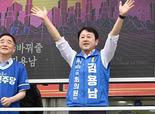 경기 평택을 국회의원 재선거에 출마한 김용남 더불어민주당  후보가 21일 경기 평택시 안중읍 안중시장에서 열린 공식선거운동 출정식에서 지지를 호소하고 있다. 2026.05.21. [평택=뉴시스]