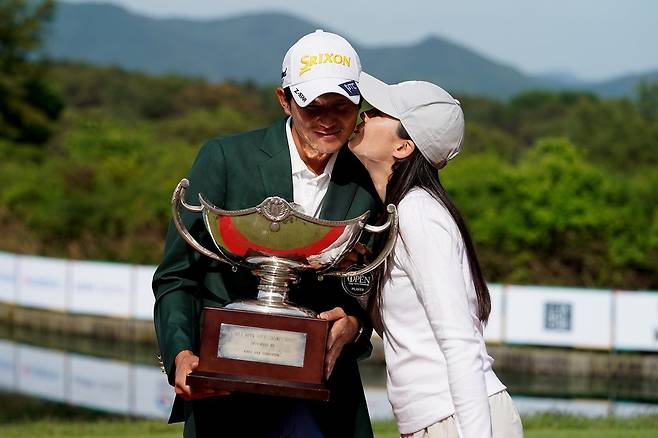 양지호가 24일 한국오픈 우승을 차지한 뒤 아내 김유정 씨에게 축하 뽀뽀를 받고 있다. 앞서 두 차례 캐디백을 메고 양지호의 우승을 도왔던 김 씨는 임신 중인 관계로 이번 대회엔 갤러리로 남편의 우승을 지켜봤다. 한국오픈 조직위원회 제공