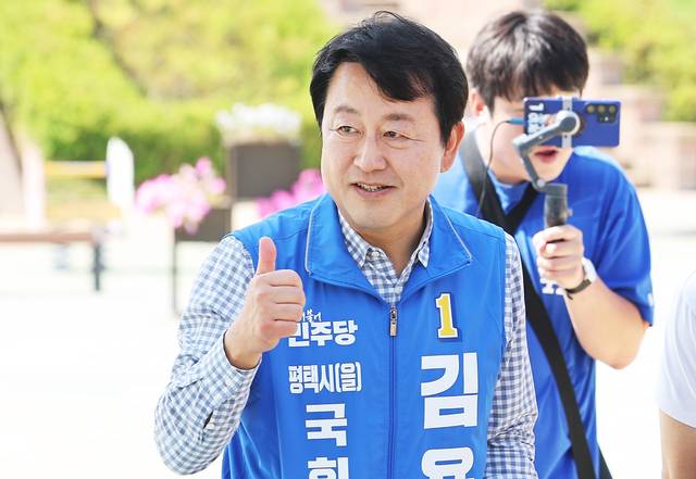 김용남 더불어민주당 경기 평택을 후보가 25일 경기도 평택시 오성면 평택농업생태원에서 지지를 호소하고 있다. [연합뉴스]