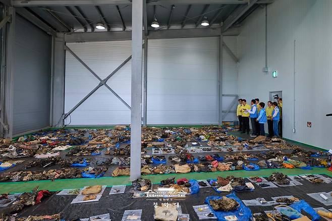 이재명 대통령이 18일 전남 무안국제공항 제주항공 참사 유류품 보관 창고를 둘러보고 있다. 청와대 제공