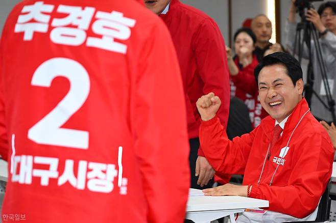 장동혁 국민의힘 대표가 25일 대구 수성구 국민의힘 대구시당에서 열린 대구·경북 공동 비전선포식에 추경호 대구시장 후보를 향해 미소 짓고 있다. 대구=박시몬 기자