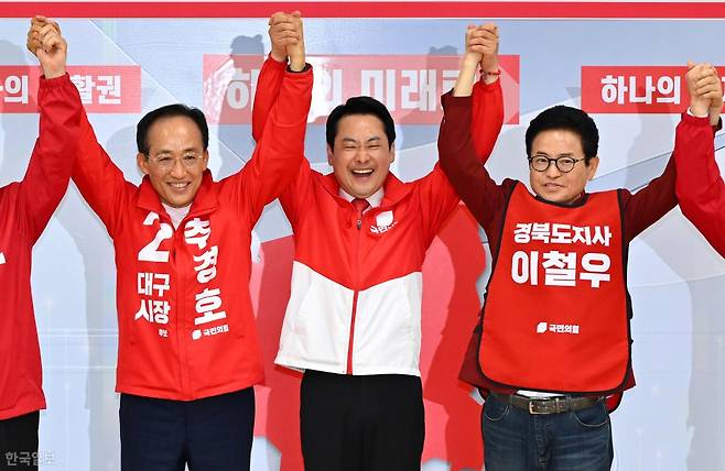 장동혁(가운데) 국민의힘 대표가 25일 대구 수성구 국민의힘 대구시당에서 열린 대구·경북 공동 비전선포식에 참석해 추경호(왼쪽) 대구시장 후보와 이철우 경북도지사 후보와 기념 촬영을 하고 있다. 대구=박시몬 기자