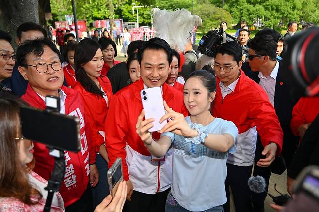 장동혁 국민의힘 대표가 25일 대구 수성구 수성못에서 도보유세를 하며 시민들과 기념 촬영을 하고 있다. 대구=박시몬 기자