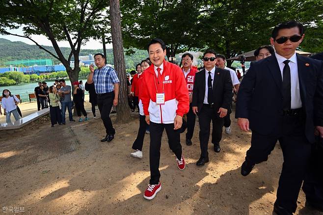 장동혁 국민의힘 대표가 25일 대구 수성구 수성못에서 도보유세를 하고 있다. 대구=박시몬 기자