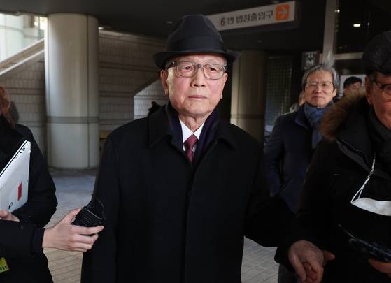 김기춘 전 대통령비서실장이 2024년 문화계 블랙리스트 작성 혐의로 파기환송심에서 징역 2년을 선고받은 뒤 법정을 나서고 있다. 김 전 실장은 정부포상을 세 차례 받았다. 법무부의 서훈 취소 검토 대상에 올라 있다. 연합뉴스