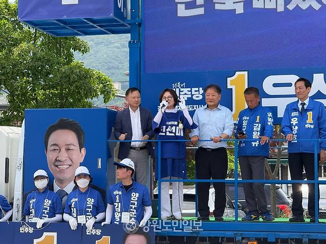 ▲ 진선미 국회의원이 25일 양구 5일장터 앞 더불어민주당 합동유세에서 우상호 강원도지사 후보와 김왕규 양구군수 후보 등에 대한 지지를 호소하고 있다. 박재혁 기자