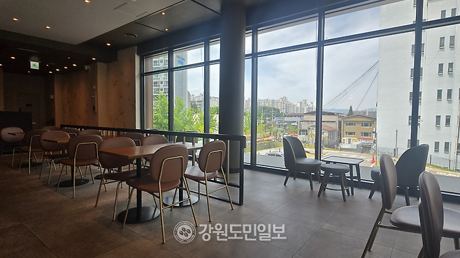 ▲ 25일 오후 방문한 춘천의 한 스타벅스 매장. 평소보다 비교적 한산한 모습이다.