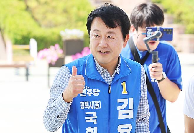 경기 평택을 국회의원 재선거에 출마한 김용남 더불어민주당 후보가 25일 경기도 평택시 오성면 평택농업생태원에서 지지를 호소하고 있다. 연합뉴스