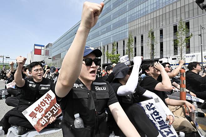 삼성전자 노조가 지난달 경기 평택시 삼성전자 평택사업장 앞에서 열린 ‘투명하게 바꾸고, 상한폐지 실현하자-4/23 투쟁 결의대회’에서 구호를 외치고 있다. 남동균 기자
