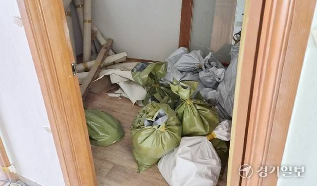 폐석면 포대가 일반 폐기물과 함께 보관된 모습. 독자 제공