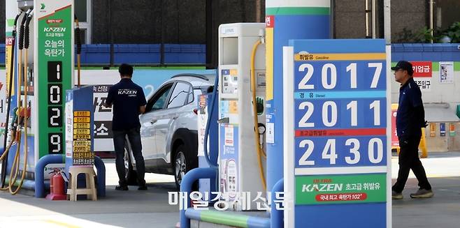 주유소 기름값 8주 만에 소폭 하락
전국 주유소 휘발유와 경유 판매가격이 8주 만에 소폭 하락 전환한 24일 서울 시내 한 주유소에 유가 정보가 표시되어 있다.한국석유공사 유가정보서비스 오피넷에 따르면 5월 셋째 주 전국 주유소 휘발유 판매가격은 리터당 2011.3원으로 전주 대비 0.5원 하락했다. 경유 판매가격은 0.3원 내린 2005.9원을 기록했다. 2026.05.24. 김재훈