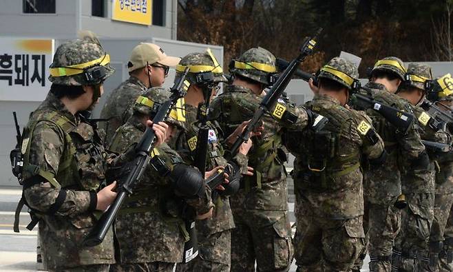 경기 포천시 한 야산에서 예비군 훈련을 받던 20대 남성이 심정지로 숨진 가운데, 같은 사단에서 훈련받았다는 유튜버가 사단 측 안전관리 체계가 부실했다는 주장을 내놨다. 사진은 자료사진. /사진=뉴시스