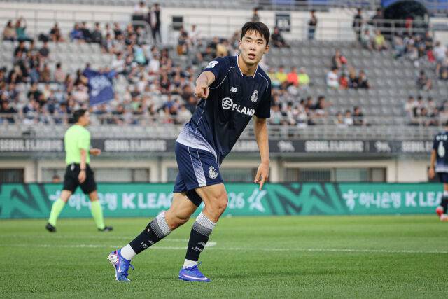 서울 이랜드가 24일 목동종합운동장에서 열린 성남FC와의 13라운드 홈 경기에서 3-1로 승리했다. 선제골을 넣은 뒤 세레머니를 하고 있는 서울 이랜드 박재용./서울 이랜드 제공