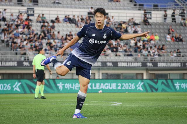 서울 이랜드가 24일 목동종합운동장에서 열린 성남FC와의 13라운드 홈 경기에서 3-1로 승리했다. 선제골을 넣은 뒤 세레머니를 하고 있는 서울 이랜드 박재용./서울 이랜드 제공