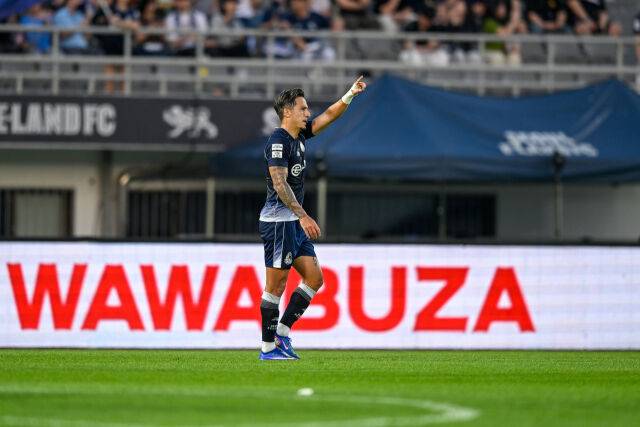서울 이랜드가 24일 목동종합운동장에서 열린 성남FC와의 13라운드 홈 경기에서 3-1로 승리했다. 골을 넣은 뒤 세레머니를 하고 있는 서울 이랜드 에울레르./서울 이랜드 제공